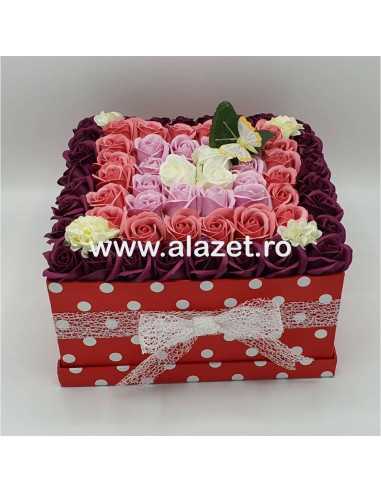Aranjament floral cu trandafiri de sapun in cutie patrata de 28 cm