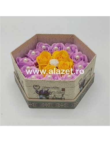Aranjament floral cu trandafiri de sapun in cutie hexagonala AS7